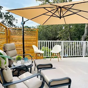Stylish Cozy One Bedroom Studio With Free Parking , Victoria Canada
