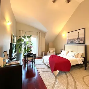 Homestay Stunning In Townhouse Across The, Toronto